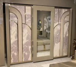 Casa Padrino Luxus Art Deco Schlafzimmerschrank Grau / Weiß / Gold 270 x H. 230 cm - Verspiegelter Kleiderschrank mit 3 Schiebetüren - Art Deco Schlafzimmer & Hotel Möbel - Luxus Kollektion