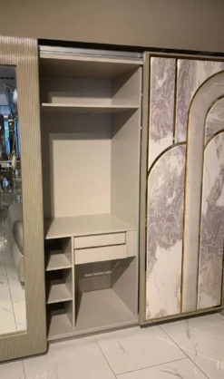 Casa Padrino Luxus Art Deco Schlafzimmerschrank Grau / Weiß / Gold 270 x H. 230 cm - Verspiegelter Kleiderschrank mit 3 Schiebetüren - Art Deco Schlafzimmer & Hotel Möbel - Luxus Kollektion
