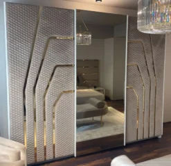 Casa Padrino Luxus Art Deco Schlafzimmerschrank Grau / Gold 270 x H. 230 cm - Verspiegelter Kleiderschrank mit 3 Schiebetüren - Art Deco Schlafzimmer & Hotel Möbel - Luxus Kollektion