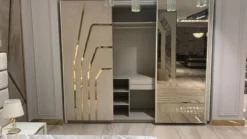 Casa Padrino Luxus Art Deco Schlafzimmerschrank Grau / Gold 270 x H. 230 cm - Verspiegelter Kleiderschrank mit 3 Schiebetüren - Art Deco Schlafzimmer & Hotel Möbel - Luxus Kollektion