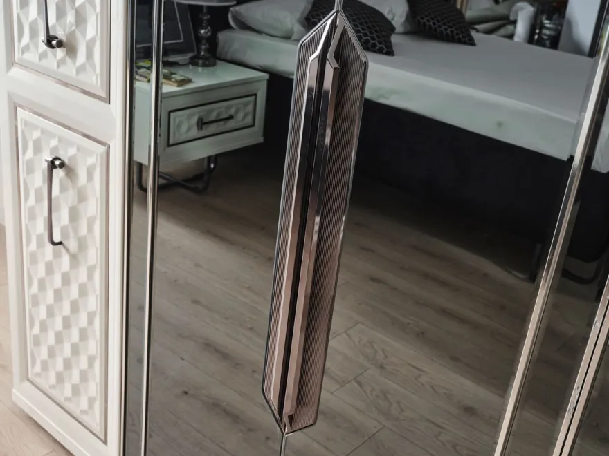 Casa Padrino Luxus Art Deco Schlafzimmerschrank Weiß / Bronze 280 x 60 x H. 229 cm - Verspiegelter Kleiderschrank mit 4 Türen - Schlafzimmer Möbel - Art Deco Möbel - Luxus Möbel - Luxus Einrichtung