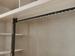 Casa Padrino Luxus Art Deco Schlafzimmerschrank Weiß / Bronze 280 x 60 x H. 229 cm - Verspiegelter Kleiderschrank mit 4 Türen - Schlafzimmer Möbel - Art Deco Möbel - Luxus Möbel - Luxus Einrichtung