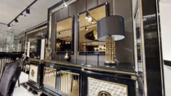 Casa Padrino Luxus Art Deco Sideboard Schwarz / Weiß / Gold - Prunkvoller Massivholz Schrank mit 4 Türen - Luxus Art Deco Wohnzimmer & Hotel Möbel