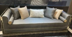 Casa Padrino Luxus Art Deco Sofa Hellblau / Silber / Creme - Verspiegeltes Wohnzimmer Sofa - Wohnzimmer Möbel - Art Deco Möbel - Luxus Möbel - Art Deco Einrichtung - Luxus Einrichtung