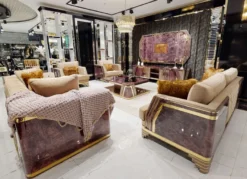 Casa Padrino Luxus Art Deco Wohnzimmer Set Beige / Lila / Grau / Gold - 2 Sofas & 2 Sessel & 1 Couchtisch - Luxus Art Deco Wohnzimmer & Hotel Möbel