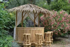 Casa Padrino Luxus Bambus Gartenbar Set Naturfarben 200 x 100 x H. 270 cm - 1 Halbrunde Cocktailbar mit Dach & 4 Barhocker - Garten Möbel - Bambus Möbel
