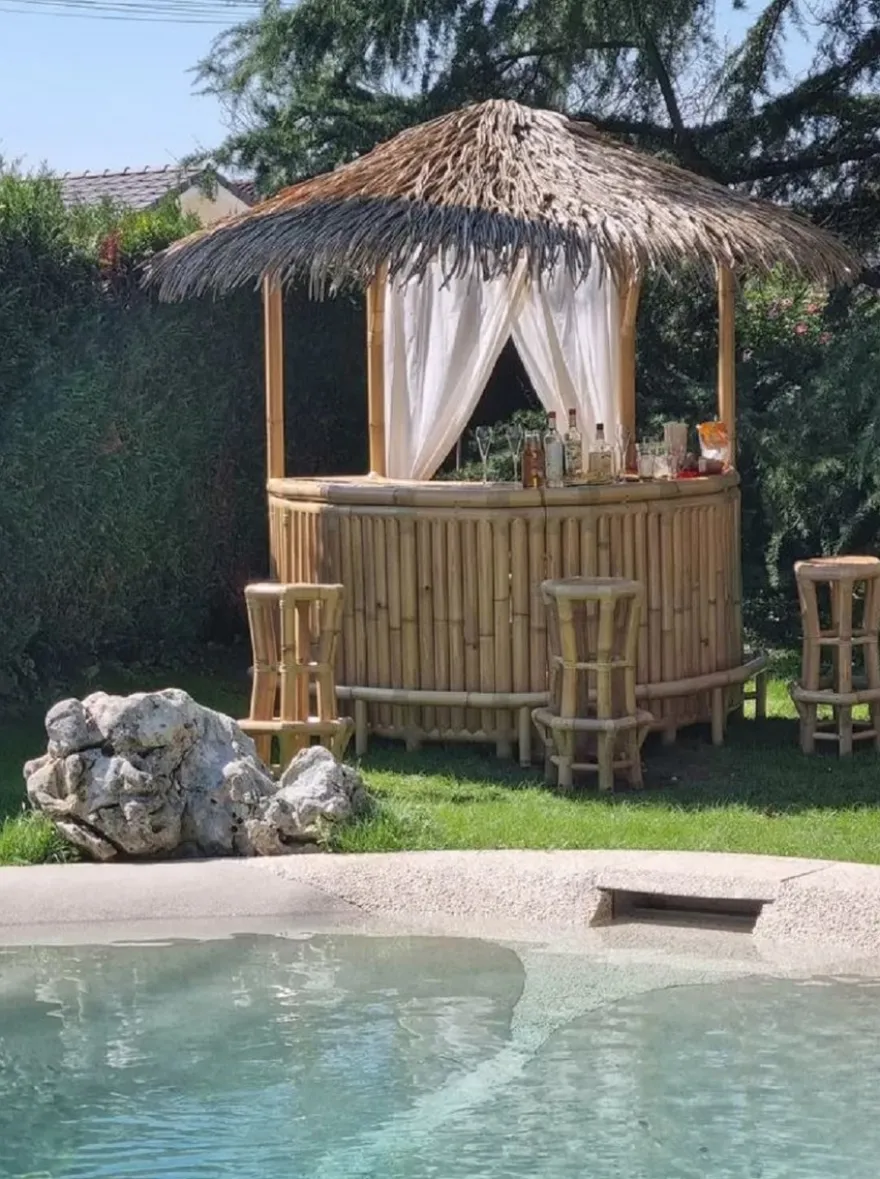 Casa Padrino Luxus Bambus Gartenbar Set Naturfarben 200 x 100 x H. 270 cm - 1 Halbrunde Cocktailbar mit Dach & 4 Barhocker - Garten Möbel - Bambus Möbel