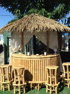 Casa Padrino Luxus Bambus Gartenbar Set Naturfarben 200 x 100 x H. 270 cm - 1 Halbrunde Cocktailbar mit Dach & 4 Barhocker - Garten Möbel - Bambus Möbel