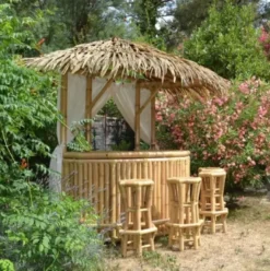 Casa Padrino Luxus Bambus Gartenbar Set Naturfarben 200 x 100 x H. 270 cm - 1 Halbrunde Cocktailbar mit Dach & 4 Barhocker - Garten Möbel - Bambus Möbel