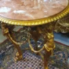 Casa Padrino Luxus Barock Beistelltisch Gold / Beige / Braun - Prunkvoller runder Bronze Tisch mit Marmorplatte - Luxus Möbel im Barockstil - Barockstil Wohnzimmer Möbel - Barock Möbel
