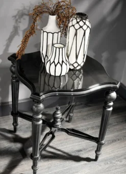 Casa Padrino Luxus Barock Beistelltisch Schwarz / Silber 57 x 57 x H. 64 cm - Edler Massivholz Tisch - Luxus Qualität - Made in Italy
