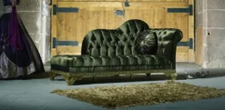Casa Padrino Luxus Barock Chaiselongue Grün - Handgefertigte Massivholz Recamiere mit edlem Samtstoff und dekorativem Kissen - Barock Möbel - Edel & Prunkvoll