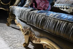 Casa Padrino Luxus Barock Chesterfield Sofa Dunkelblau / Antik Gold 300 x 90 x H. 119 cm - Prunkvolles Barock Wohnzimmer Sofa - Barockmöbel