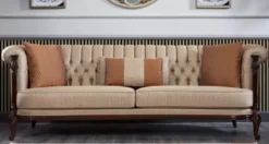 Casa Padrino Luxus Barock Chesterfield Sofa Beige / Dunkelbraun - Prunkvolles Wohnzimmer Sofa - Barockstil Wohnzimmer Möbel - Luxus Möbel im Barockstil - Barock Einrichtung - Edel & Prunkvoll