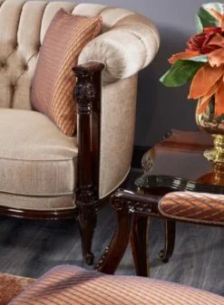 Casa Padrino Luxus Barock Chesterfield Sofa Beige / Dunkelbraun - Prunkvolles Wohnzimmer Sofa - Barockstil Wohnzimmer Möbel - Luxus Möbel im Barockstil - Barock Einrichtung - Edel & Prunkvoll