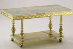 Casa Padrino Luxus Barock Couchtisch Creme / Gold 100 x 50 x H. 43 cm - Rechteckiger Barockstil Wohnzimmertisch mit Onyx Kunststein Tischplatten und Rollen - Barock Möbel - Made in Italy