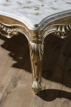 Casa Padrino Luxus Barock Couchtisch Weiß / Gold 130 x 130 x H. 51 cm - Prunkvoller Massivholz Wohnzimmertisch - Barock Wohnzimmer Möbel