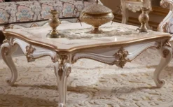 Casa Padrino Luxus Barock Couchtisch Weiß / Beige / Gold - Prunkvoller Wohnzimmertisch im Barockstil - Luxus Wohnzimmer Möbel im Barockstil - Barock Möbel - Barock Wohnzimmer Einrichtung