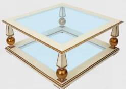 Casa Padrino Luxus Barock Couchtisch Weiß / Antik Gold 113 x 113 x H. 47 cm - Prunkvoller Massivholz Wohnzimmertisch mit Glasplatten - Barock Wohnzimmer Möbel