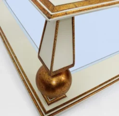 Casa Padrino Luxus Barock Couchtisch Weiß / Antik Gold 113 x 113 x H. 47 cm - Prunkvoller Massivholz Wohnzimmertisch mit Glasplatten - Barock Wohnzimmer Möbel