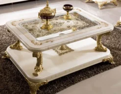 Casa Padrino Luxus Barock Couchtisch mit Glasplatte Weiß / Beige / Gold - Prunkvoller Massivholz Wohnzimmertisch im Barockstil - Barock Wohnzimmer Möbel - Edel & Prunkvoll