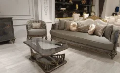 Casa Padrino Luxus Barock Couchtisch mit Glasplatte Grau / Gold - Rechteckiger Wohnzimmertisch im Barockstil - Barock Möbel - Luxus Möbel im Barockstil - Barock Einrichtung - Edel & Prunkvoll