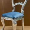 Casa Padrino Luxus Barock Damen Stuhl Blau / Silber - Handgefertigter Barockstil Schminktisch Stuhl - Luxus Schlafzimmer Möbel im Barockstil - Barock Möbel - Edel & Prunkvoll