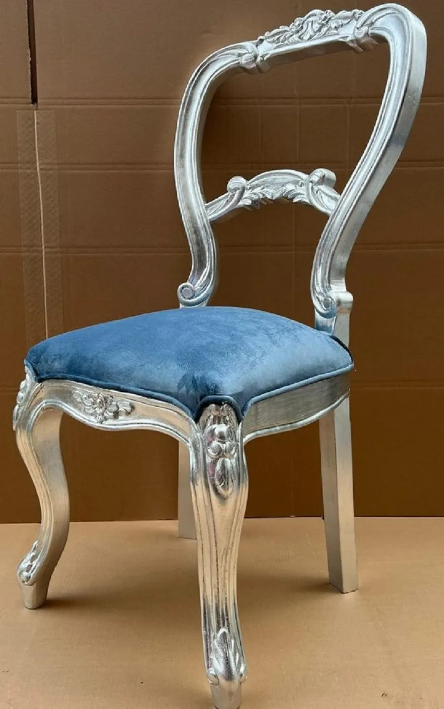Casa Padrino Luxus Barock Damen Stuhl Blau / Silber - Handgefertigter Barockstil Schminktisch Stuhl - Luxus Schlafzimmer Möbel im Barockstil - Barock Möbel - Edel & Prunkvoll