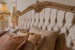 Casa Padrino Luxus Barock Doppelbett Cremefarben / Gold - Edles Massivholz Bett mit Kopfteil - Prunkvolle Schlafzimmer Möbel im Barockstil