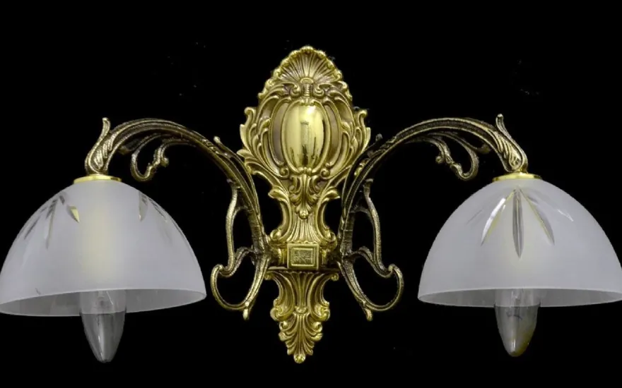 Casa Padrino Luxus Barock Doppel Wandleuchte Gold / Weiß 45 x 25 cm - Barockstil Metall Wandlampe mit Glas Lampenschirmen - Barock Leuchten - Edel & Prunkvoll