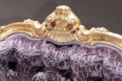 Casa Padrino Luxus Barock 3er Sofa Lila / Gold - Prunkvolles Wohnzimmer Sofa mit elegantem Muster - Barock Wohnzimmer & Hotel Möbel - Erstklassische Qualität - Made in Italy