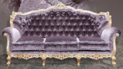 Casa Padrino Luxus Barock 3er Sofa Lila / Gold - Prunkvolles Wohnzimmer Sofa mit elegantem Muster - Barock Wohnzimmer & Hotel Möbel - Erstklassische Qualität - Made in Italy