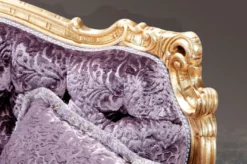 Casa Padrino Luxus Barock 3er Sofa Lila / Gold - Prunkvolles Wohnzimmer Sofa mit elegantem Muster - Barock Wohnzimmer & Hotel Möbel - Erstklassische Qualität - Made in Italy