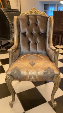 Casa Padrino Luxus Barock Esszimmerstuhl mit Armlehnen Silbergrau / Gold - Prunkvoller Massivholz Stuhl im Barockstil - Barock Esszimmer Möbel