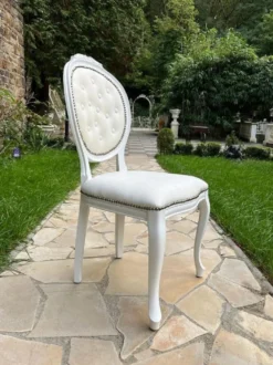 Casa Padrino Luxus Barock Esszimmer Stuhl Creme / Weiß - Handgefertigter Barockstil Stuhl mit edlem Kunstleder - Esszimmer Möbel im Barockstil - Barock Möbel - Barock Einrichtung
