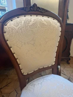 Casa Padrino Luxus Barock Esszimmerstuhl Cremefarben / Braun - Handgefertigter Massivholz Stuhl mit elegantem Muster - Barockstil Küchenstuhl - Barock Esszimmer Möbel - Edel & Prunkvoll