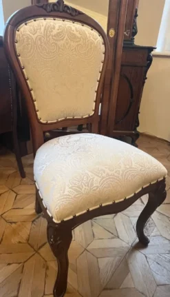 Casa Padrino Luxus Barock Esszimmerstuhl Cremefarben / Braun - Handgefertigter Massivholz Stuhl mit elegantem Muster - Barockstil Küchenstuhl - Barock Esszimmer Möbel - Edel & Prunkvoll