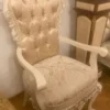 Casa Padrino Luxus Barock Esszimmer Stuhl mit Armlehnen Gold / Weiß / Creme - Prunkvoller Barockstil Küchen Stuhl - Luxus Esszimmer Möbel im Barockstil - Barock Möbel - Edel & Prunkvoll