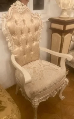 Casa Padrino Luxus Barock Esszimmer Stuhl mit Armlehnen Gold / Weiß / Creme - Prunkvoller Barockstil Küchen Stuhl - Luxus Esszimmer Möbel im Barockstil - Barock Möbel - Edel & Prunkvoll