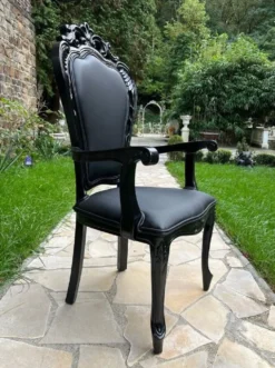 Casa Padrino Luxus Barock Esszimmer Stuhl Schwarz - Handgefertigter Antik Stil Stuhl mit Armlehnen und edlem Kunstleder - Esszimmer Möbel im Barockstil - Edel & Prunkvoll