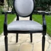 Casa Padrino Luxus Barock Esszimmer Stuhl Grau / Schwarz - Handgefertigter Antik Stil Stuhl mit Armlehnen und edlem Samtstoff - Esszimmer Möbel im Barockstil