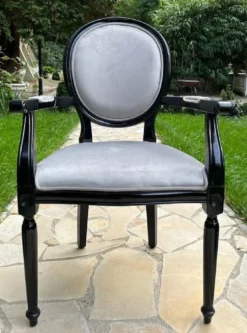 Casa Padrino Luxus Barock Esszimmer Stuhl Grau / Schwarz - Handgefertigter Antik Stil Stuhl mit Armlehnen und edlem Samtstoff - Esszimmer Möbel im Barockstil
