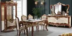 Casa Padrino Luxus Barock Esszimmer Set Cremefarben / Braun / Gold - 1 Esstisch & 6 Esszimmerstühle & 1 Vitrine & 1 Sideboard mit Wandspiegel - Barock Esszimmer Möbel - Edel & Prunkvoll