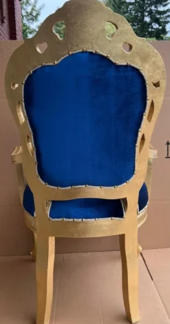 Casa Padrino Luxus Barock Esszimmer Stuhl Royalblau / Gold - Handgefertigter Barockstil Stuhl mit Armlehnen und edlem Samtstoff - Esszimmer Möbel im Barockstil