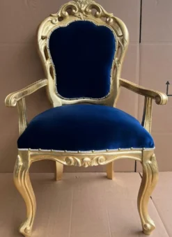 Casa Padrino Luxus Barock Esszimmer Stuhl Royalblau / Gold - Handgefertigter Barockstil Stuhl mit Armlehnen und edlem Samtstoff - Esszimmer Möbel im Barockstil