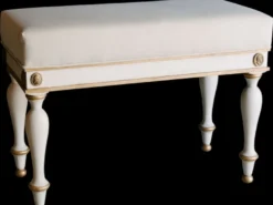 Casa Padrino Luxus Barock Hocker Weiß / Antik Gold 73 x 36 x H. 54 cm - Massivholz Sitzhocker im Barockstil - Barockmöbel