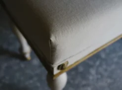 Casa Padrino Luxus Barock Hocker Weiß / Antik Gold 41 x 41 x H. 54 cm - Massivholz Sitzhocker im Barockstil - Barockmöbel