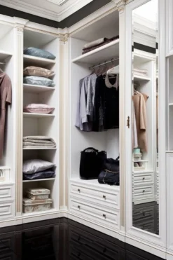 Casa Padrino Luxus Barock Kleiderschrank Weiß / Gold - Offener begehbarer Massivholz Kleiderschrank - Edle Schlafzimmer Schrankwand - Hotel Möbel - Schlafzimmer Möbel - Luxus Qualität