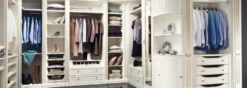 Casa Padrino Luxus Barock Kleiderschrank Weiß / Gold - Offener begehbarer Massivholz Kleiderschrank - Edle Schlafzimmer Schrankwand - Hotel Möbel - Schlafzimmer Möbel - Luxus Qualität