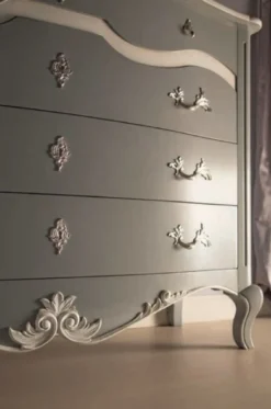 Casa Padrino Luxus Barock Kommode Grau / Weiß - Handgefertigte Massivholz Kommode mit 4 Schubladen - Barockstil Schlafzimmer Möbel - Barock Möbel - Luxus Qualität - Made in Italy
